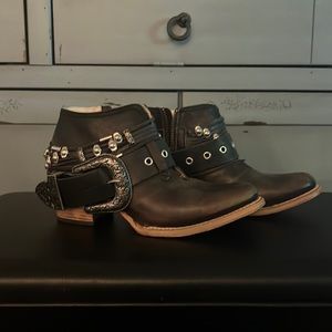 Freebird “Saloon” booties. Black size 8